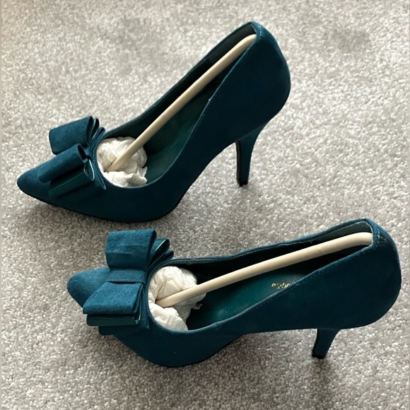 NWOT Bow Heels - Picture 2 of 4